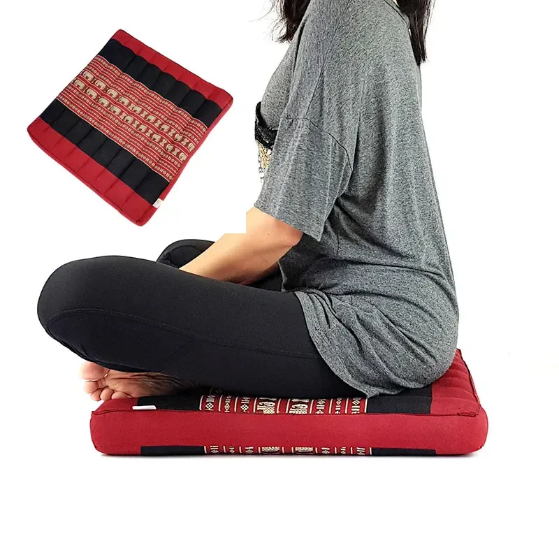Coussin méditation rouge et carré à motifs ethniques – Image 2