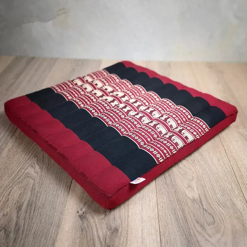 Coussin méditation rouge et carré à motifs ethniques – Image 3